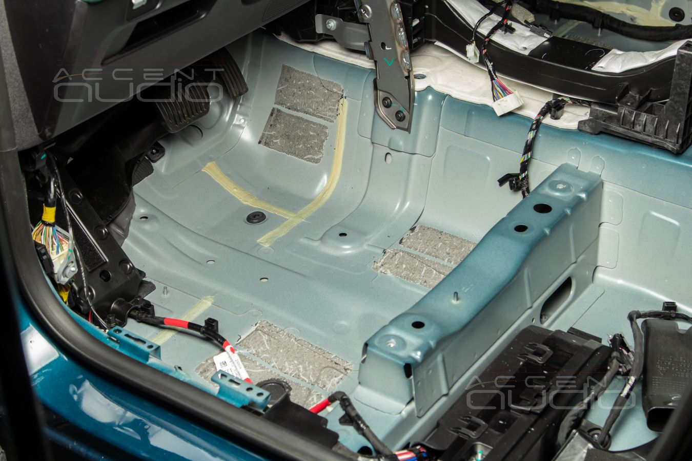 Шумоизоляция Geely Monjaro: первый слой - самый важный !