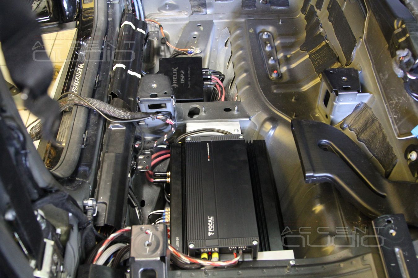 Скрытая установка усилителей и аудиопроцессора в Mercedes-Benz GLE