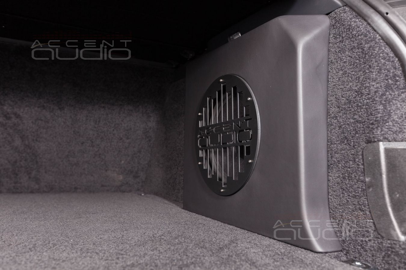 Сабвуфер-стелс c динамиком Dego 10 специально для Range Rover Vogue