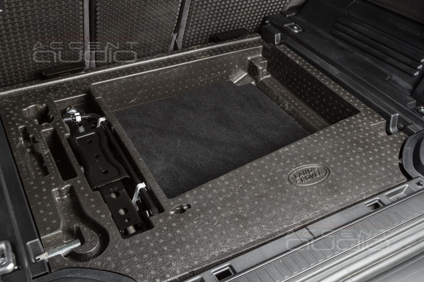 Скрытый монтаж лучших немецких усилителей и аудиопроцессора Helix в LandRover Defender