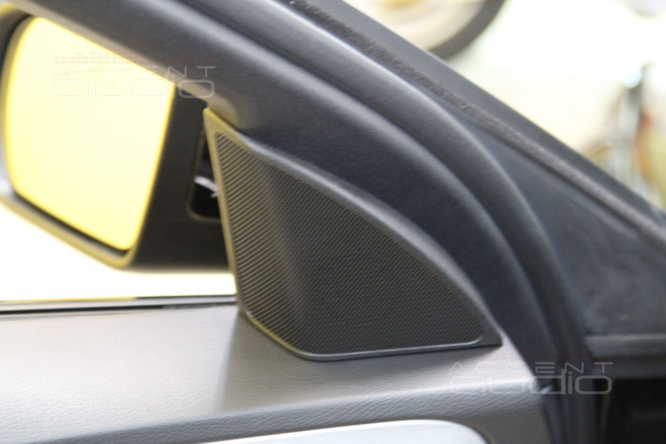 Устройство штатной системы в Mercedes-Benz W205: твитеры и среднечастотники