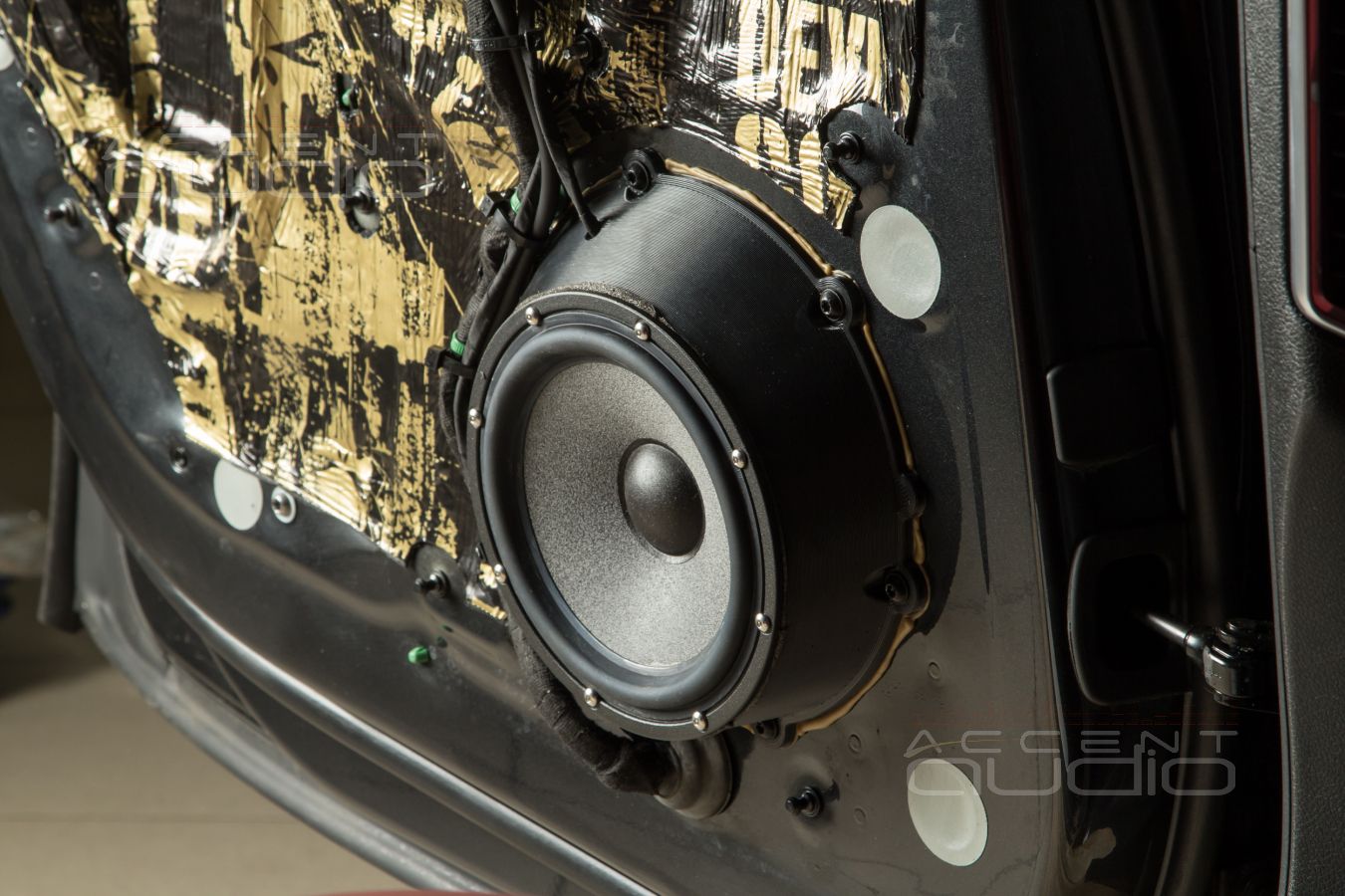 Установка мидбасовых Brax GL6 и аудиоподготовка дверей Porsche Panamera