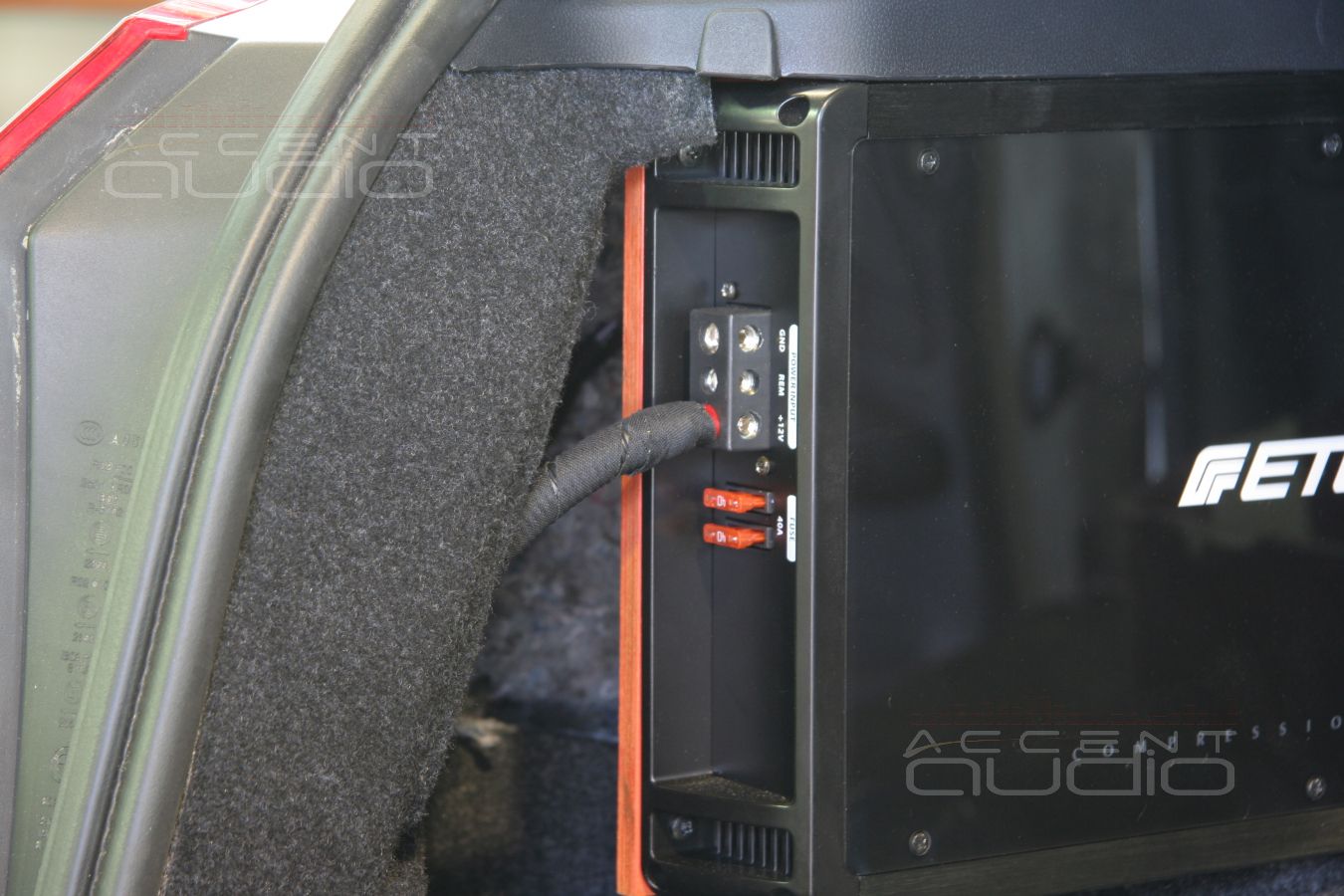 Установка усилителя Eton в BMW 118