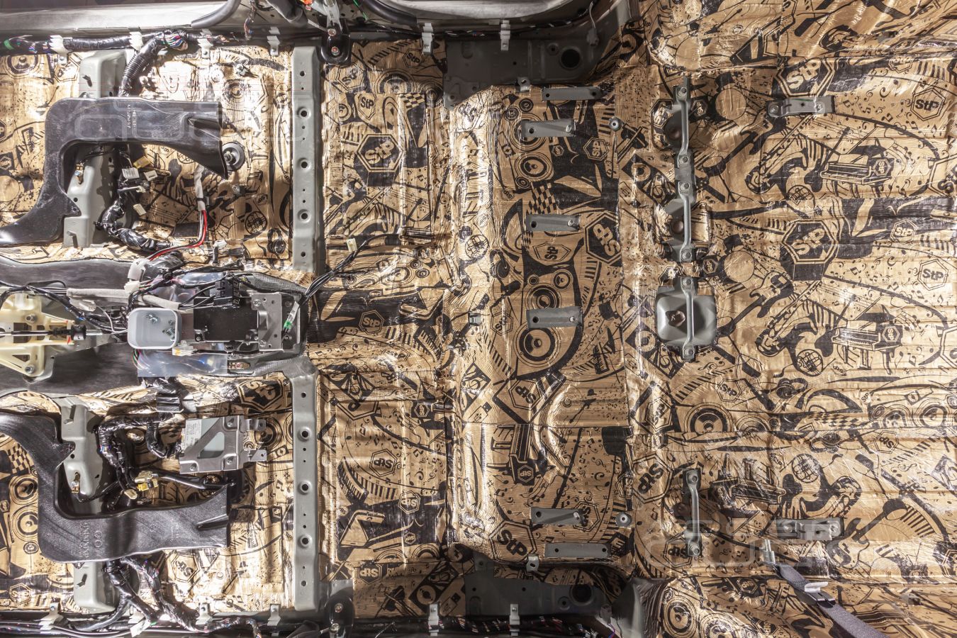 Шумоизоляция – обязательная процедура для Mitsubishi Pajero Sport