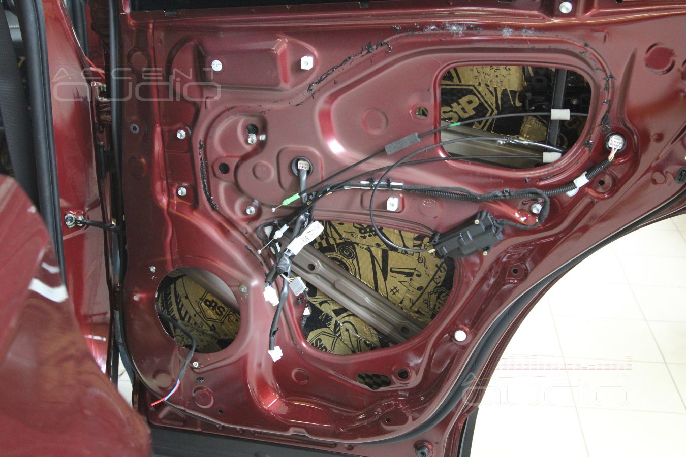 3D печать, установка тыловой акустики и аудиоподготовка задних дверей Toyota Rav4