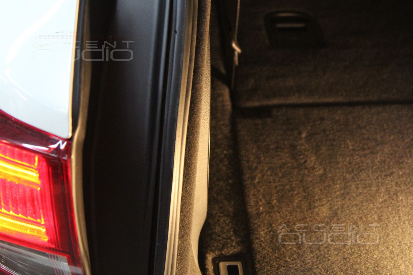 Сабвуфер Focal, встроенный в крыло Acura MDX