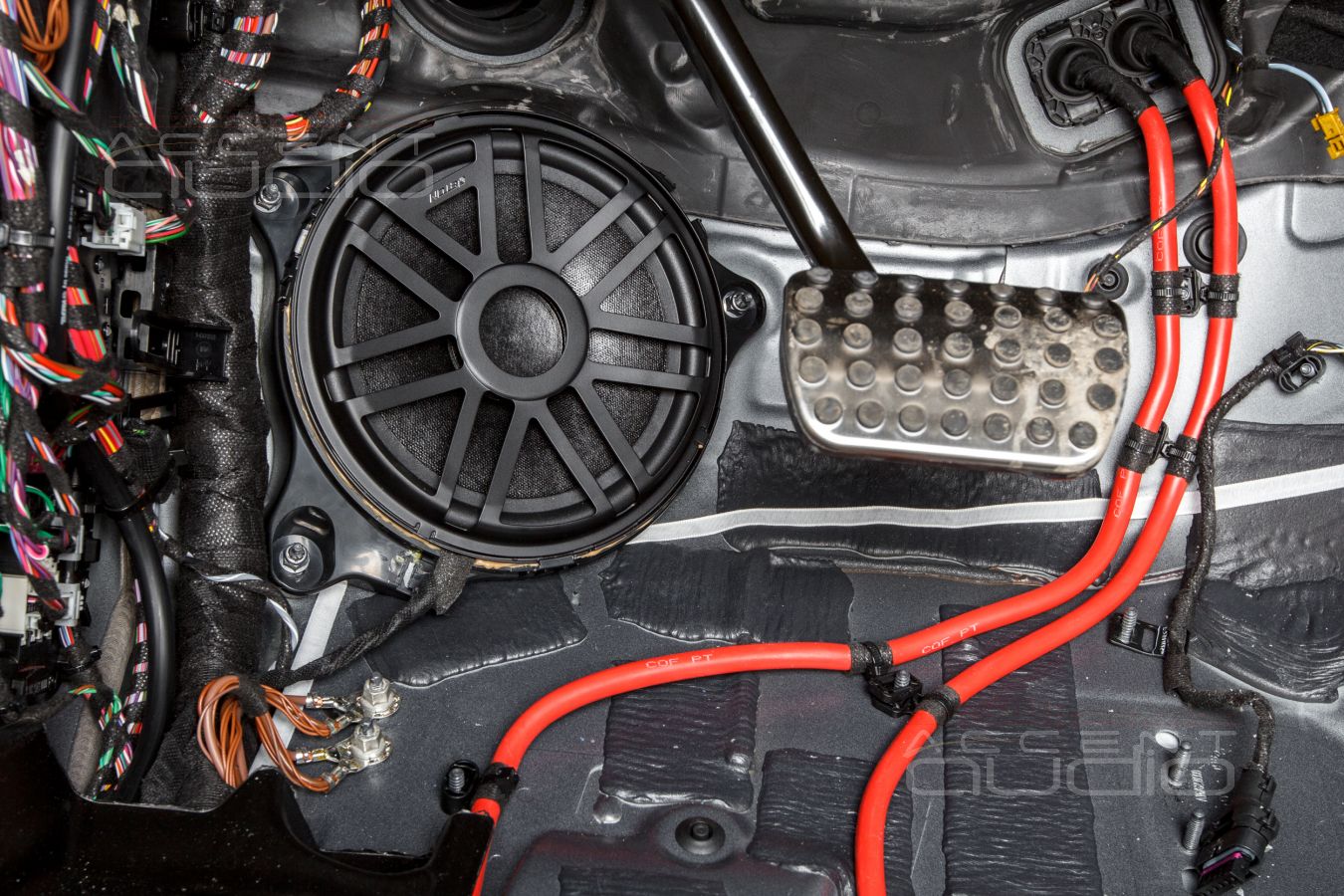 Скрытый монтаж новых внутрипольных вуферов от Eton для Mercedes-Benz GLS 2020