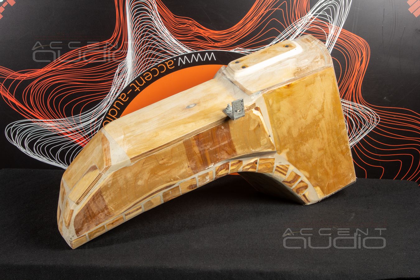 Не подделка, а настоящий встроенный сабвуфер JLAudio для Gelandewagen