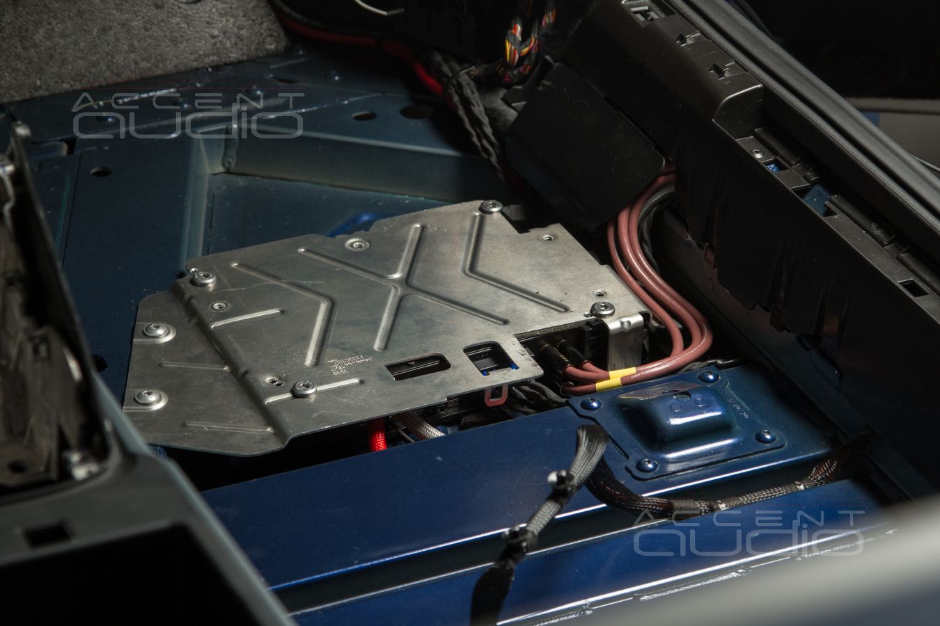 Штатный, заводской монтаж новых усилителей Helix в Porsche Carrera 911 S