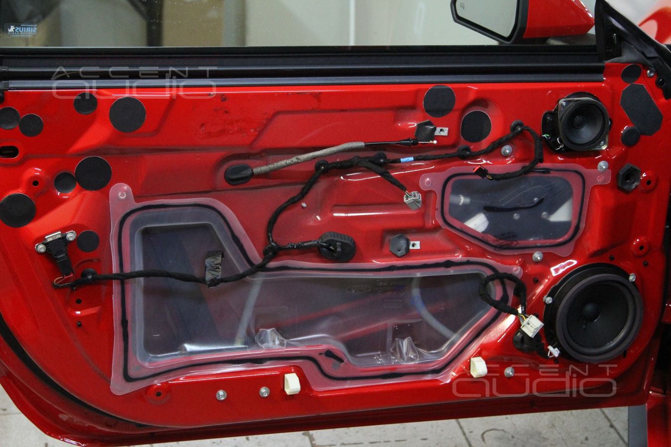 Красный Mustang + желтый Focal = оригинальный дизайн новой аудиосистемы