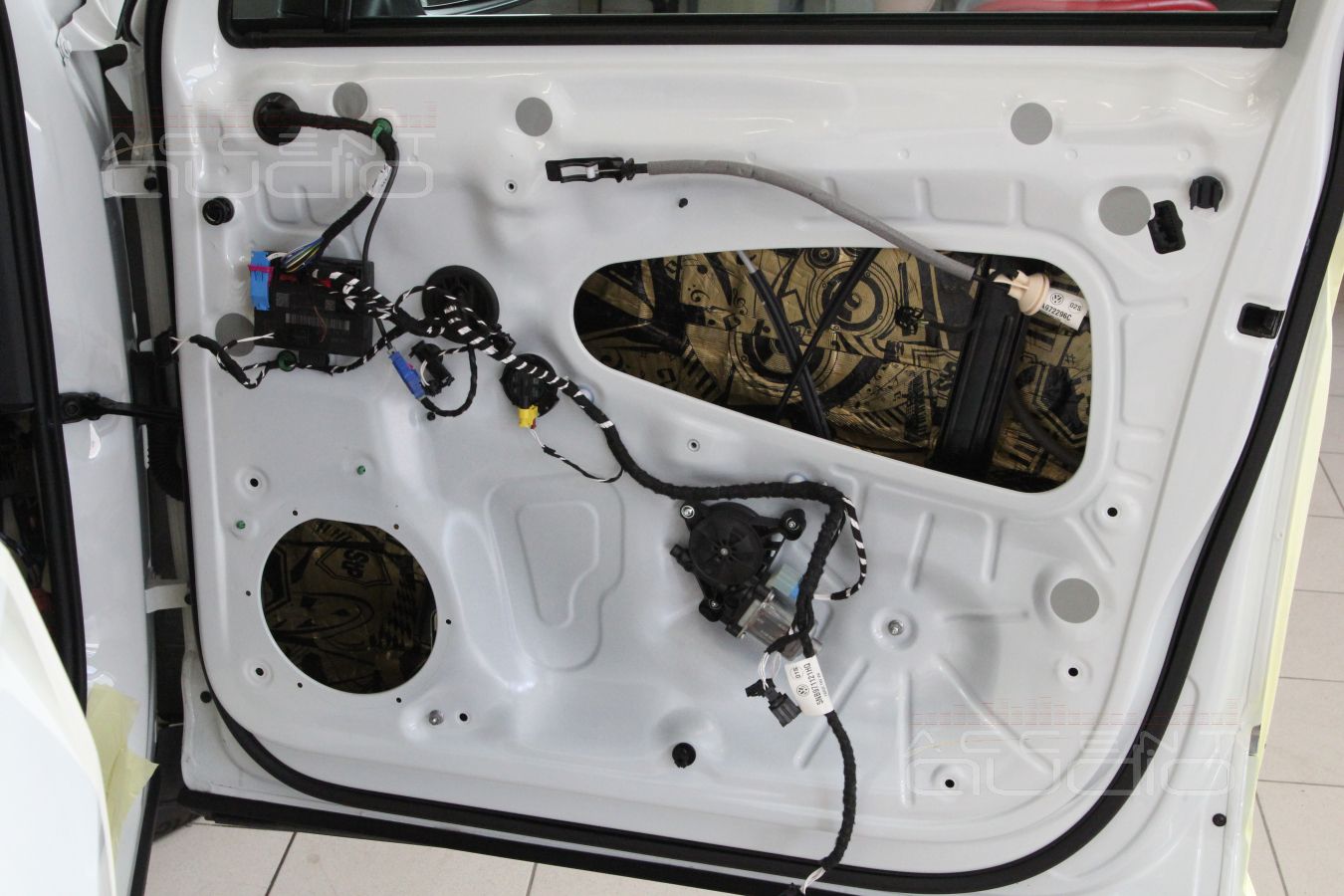 Установка мидбасов в новый Тигуан