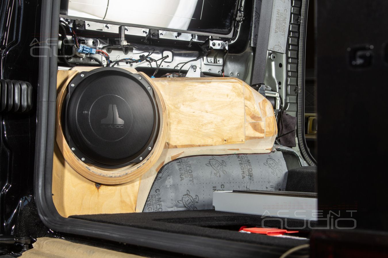 Не подделка, а настоящий встроенный сабвуфер JLAudio для Gelandewagen