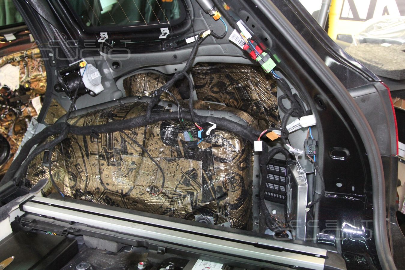 Touareg Update: Black Edition - очередная работа на машине с черным салоном