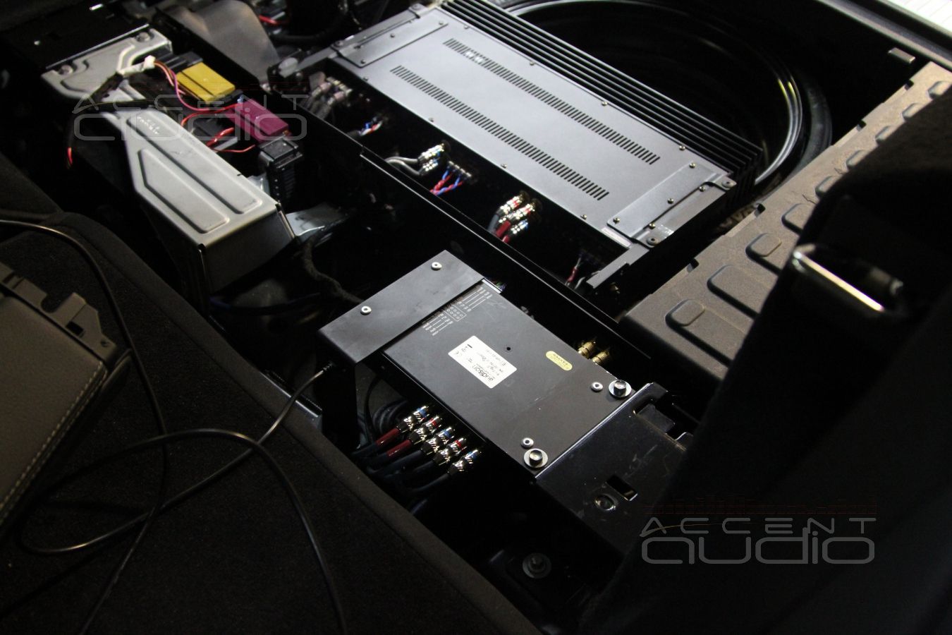 Установка аудиопроцессора Audison и пятиканального усилителя в Mercedes GLK 2014