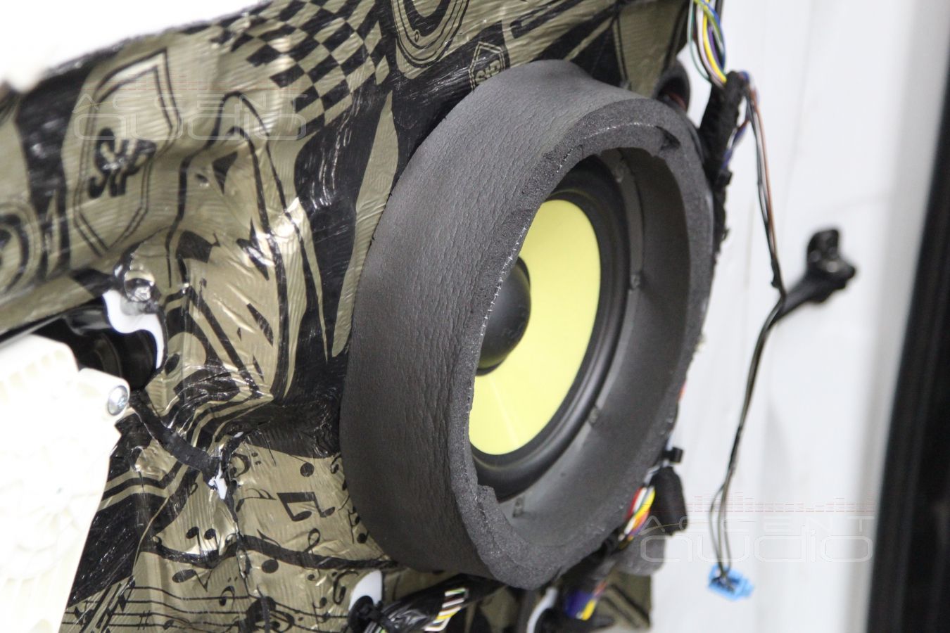 Установка акустики в Range Rover Discovery: мидбас Focal KRX