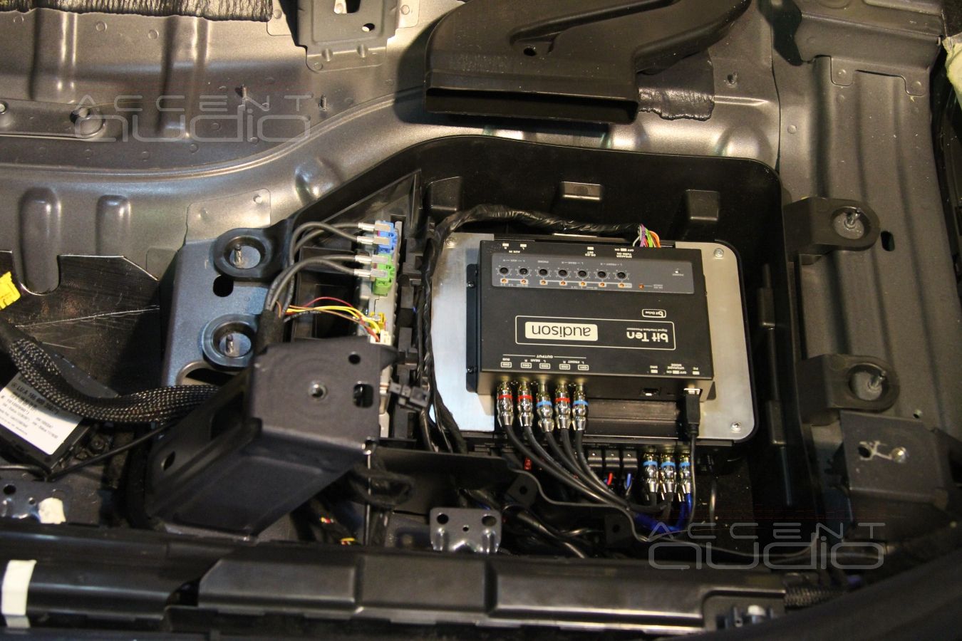 Установка аудиопроцессора Audison и усилителя в Mercedes-Benz ML