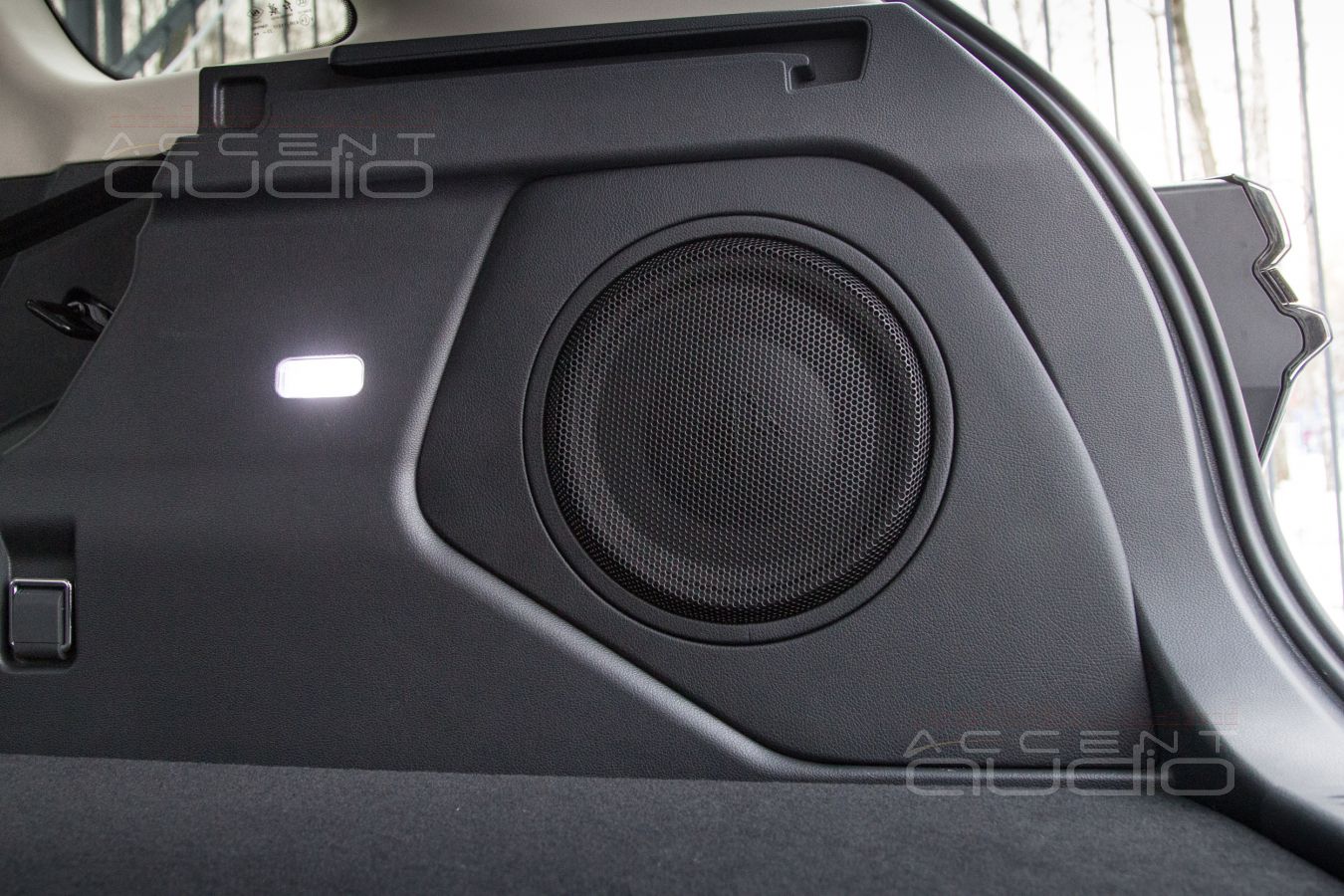 Полная и стильная интеграция: сабвуфер-стелс для Hongqi HS3
