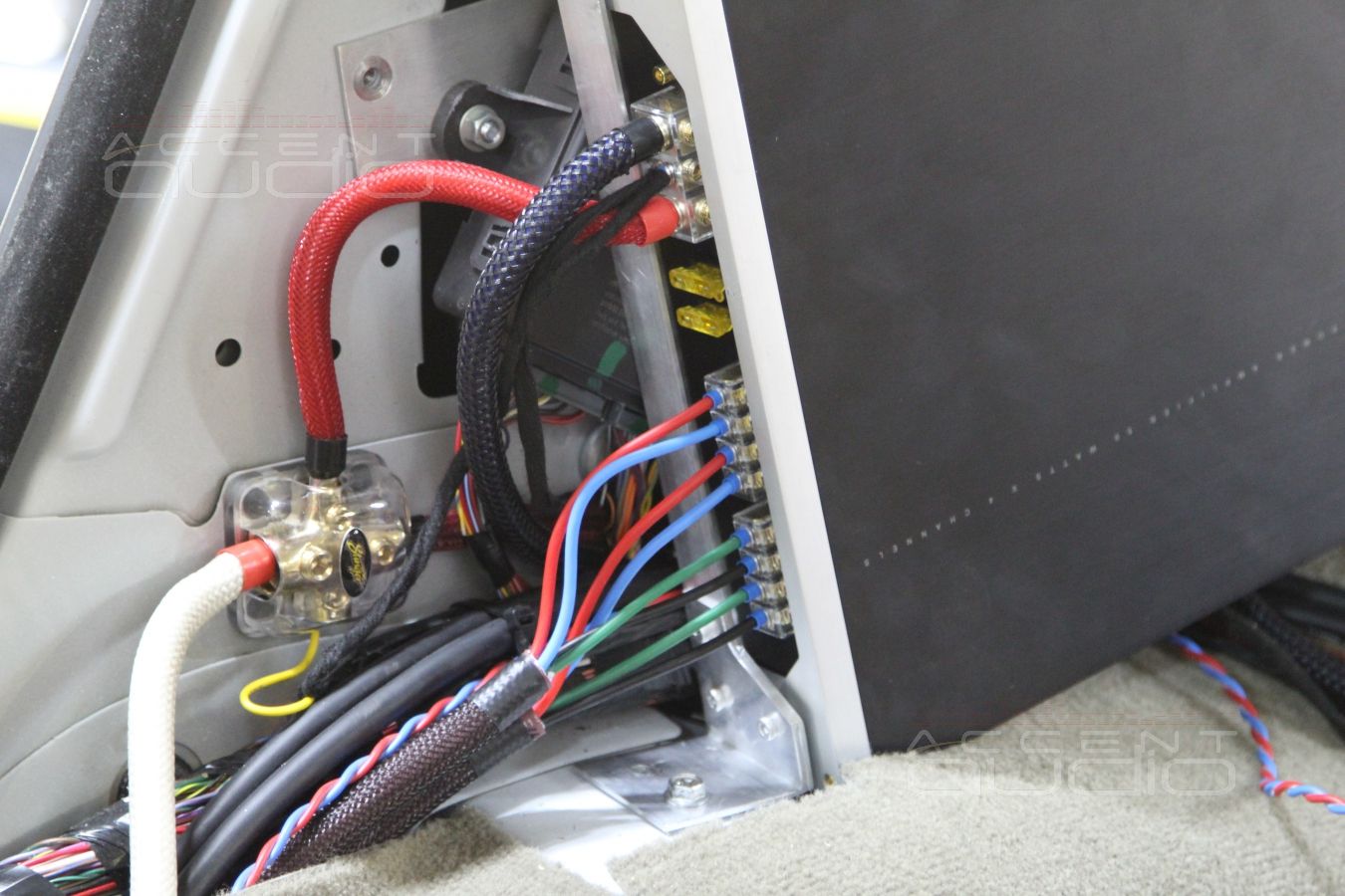 Установка усилителей E.O.S в Range Rover Discovery