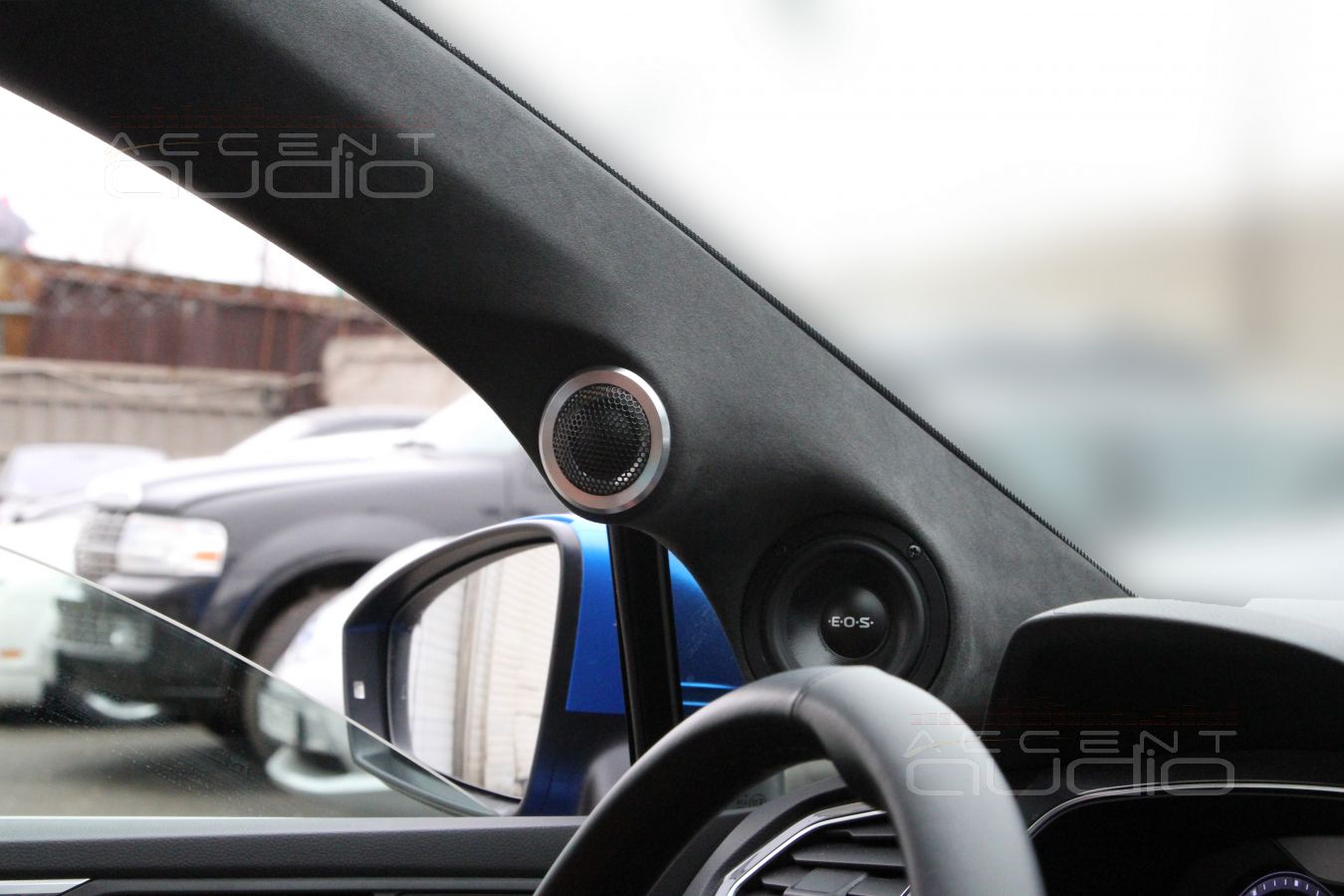 Установка СЧ и ВЧ динамиков – подиумы в стойках лобового стекла Volkswagen Tiguan 2