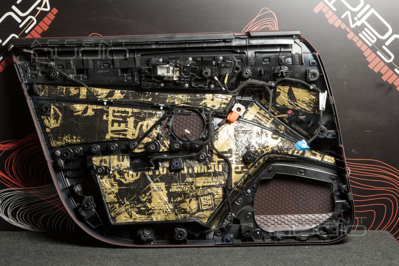 Установка акустики Blam Multix в Panamera в стиле Dali: мидбас и СЧ