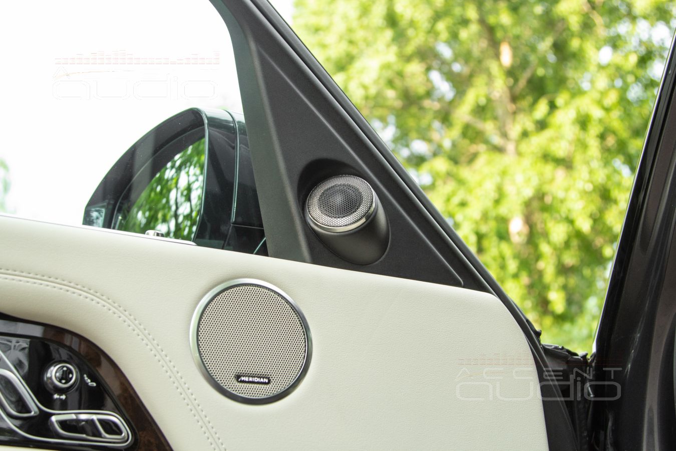 Новые высокочастотные излучатели Brax ML1 в интерьере Range Rover