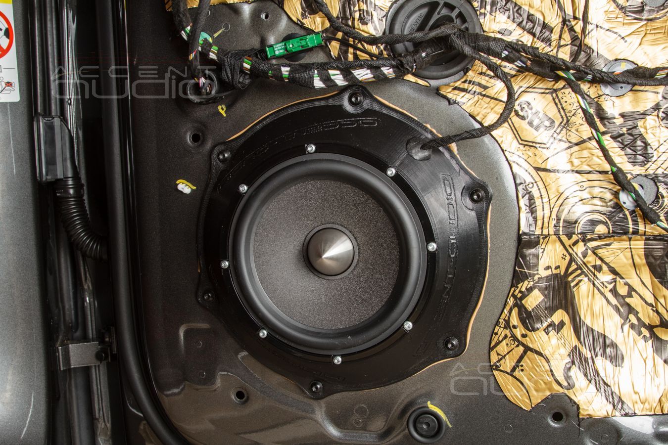 Лучшей машине – лучший мидбас: простая штатная установка Brax ML6P в Porsche Cayenne