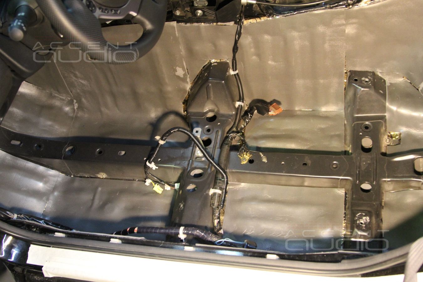 Шумоизоляция пола и багажного отсека Nissan GT-R в 2 слоя