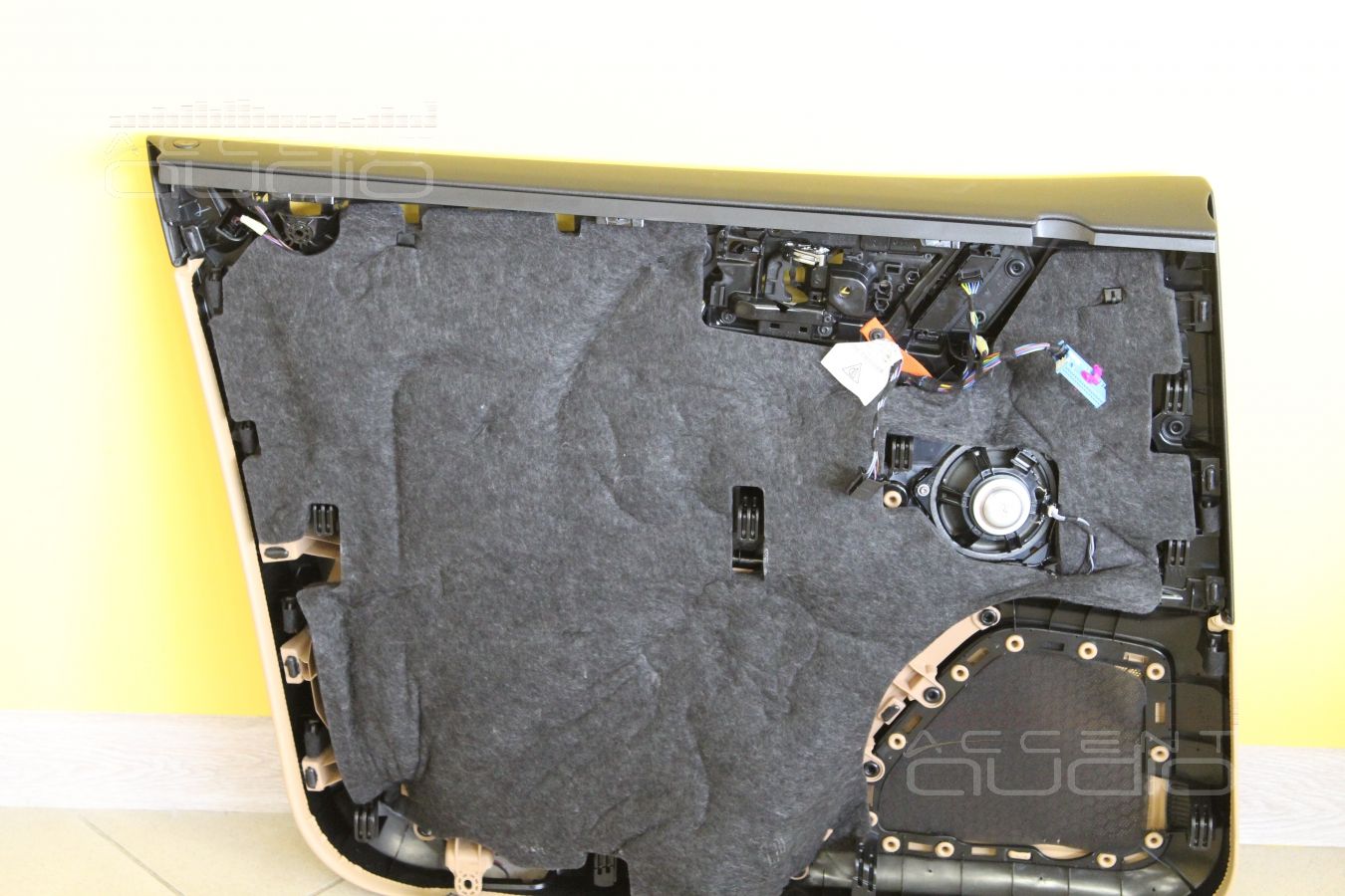 Новая акустика в Porshe Macan - 18 см мидбасы ScanSpeak Revelator в дверях