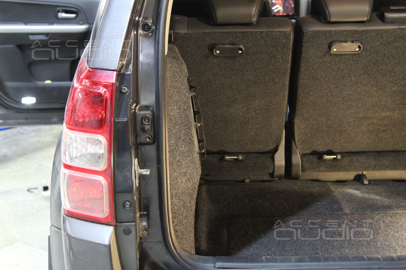 Сабвуфер стелс в Suzuki Grand Vitara