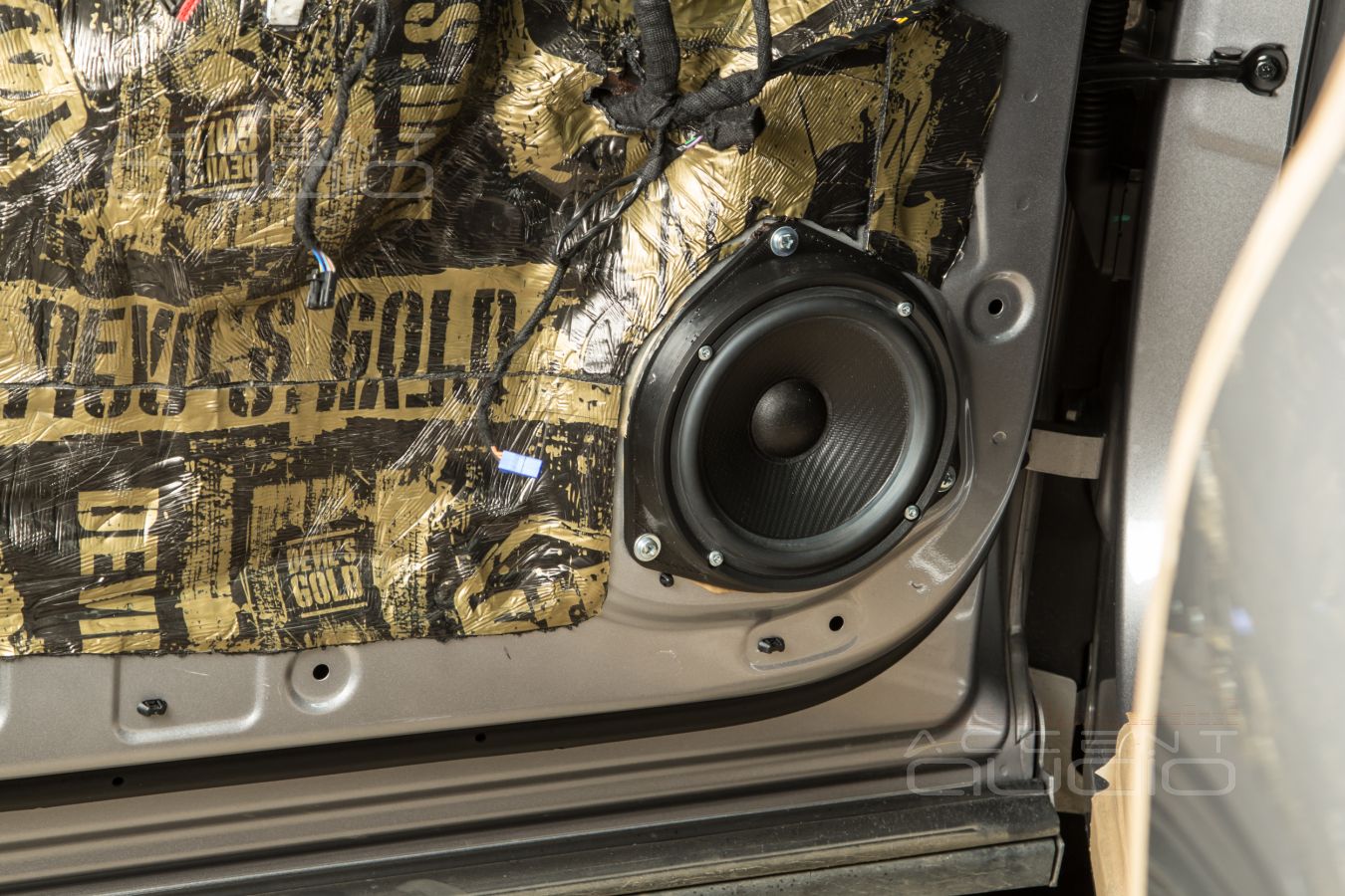 Установка мидбасов SOAudio SO165\38 и аудиоподготовка дверей Monjaro