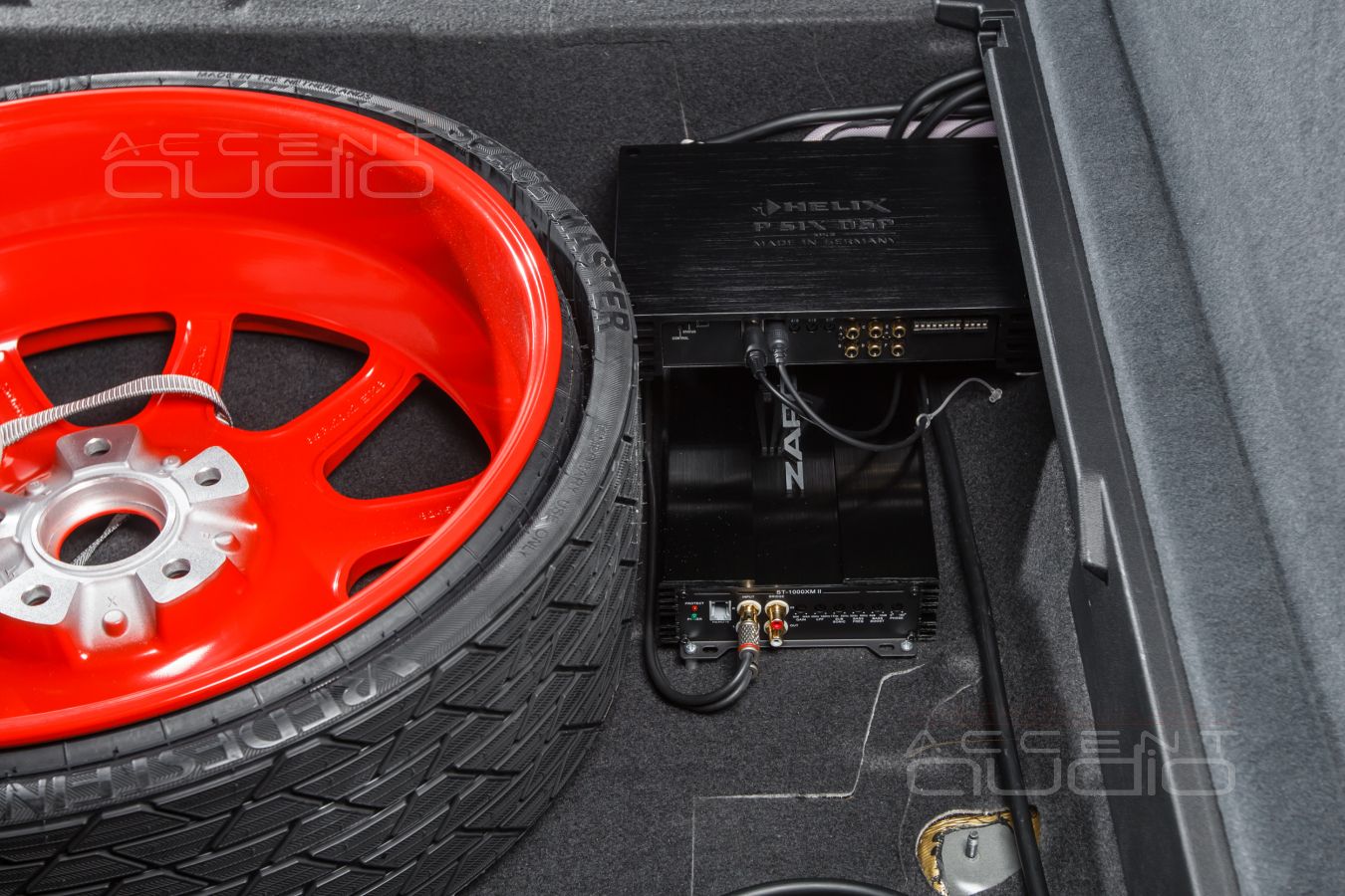 Штатная установка нового усилителей Helix и Zapco в Porsche Cayenne Coupe