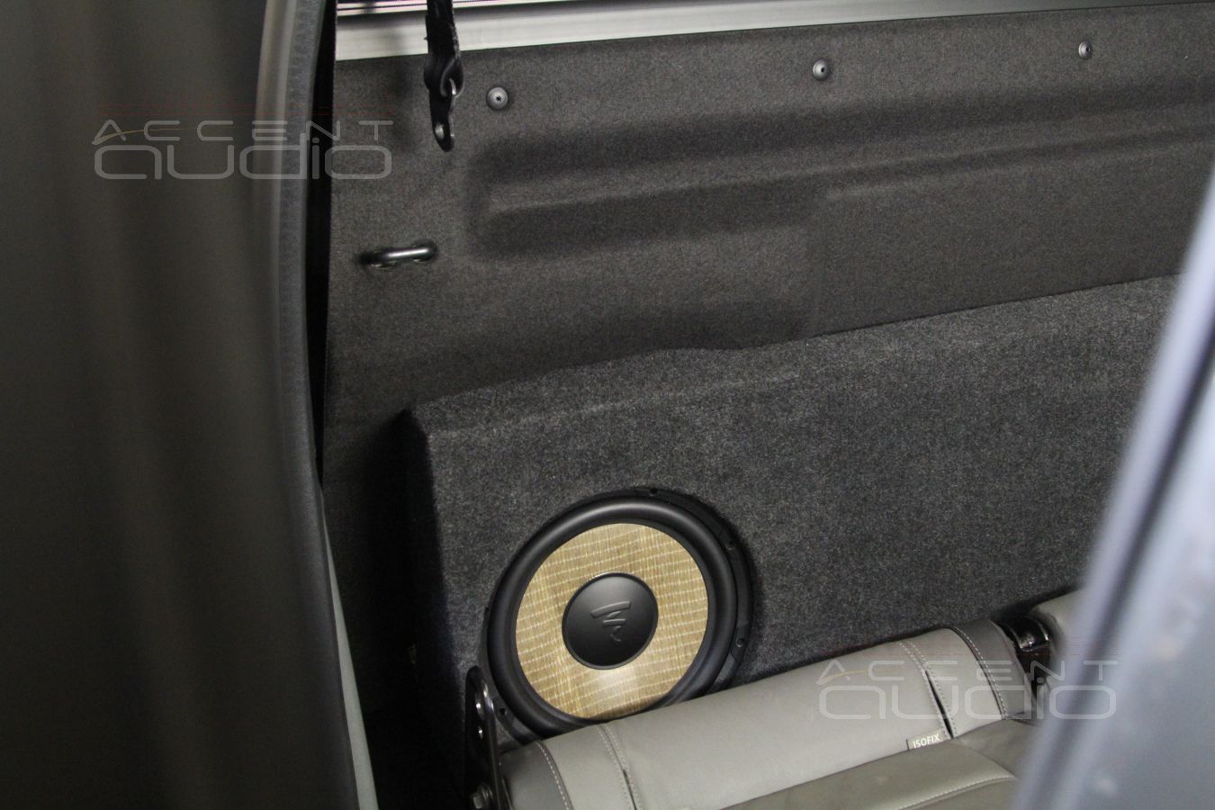 Сабвуфер-стелс для VW Amarok: Focal P25FS в корпусе SuperSlim