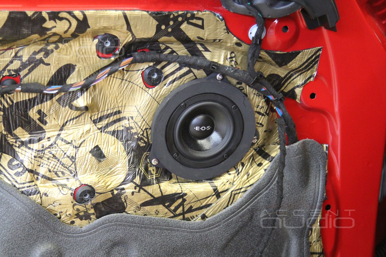 Простая установка среднечастотных динамиков E.O.S MD-75 в двери BMW 118i