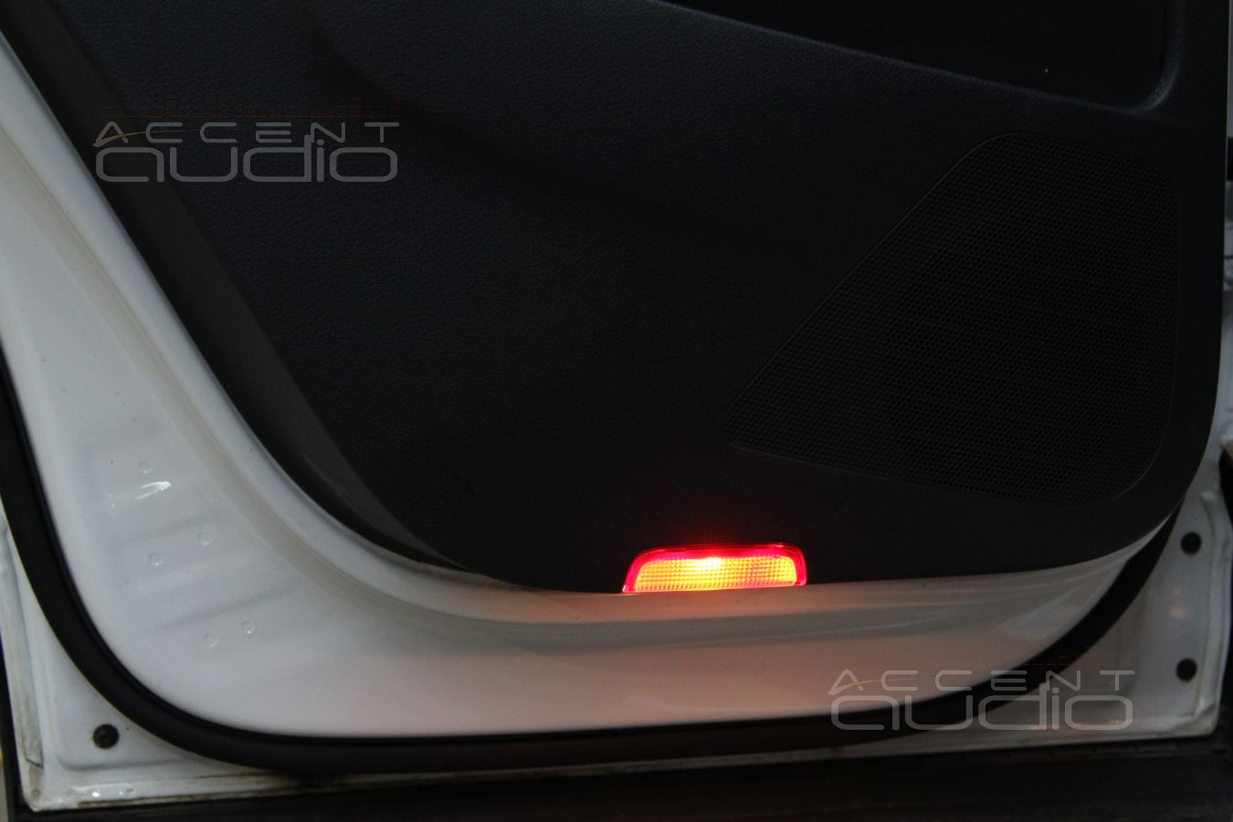 Volkswagen Tiguan: подсветка в дверях. Меняем отражатели на плафоны.