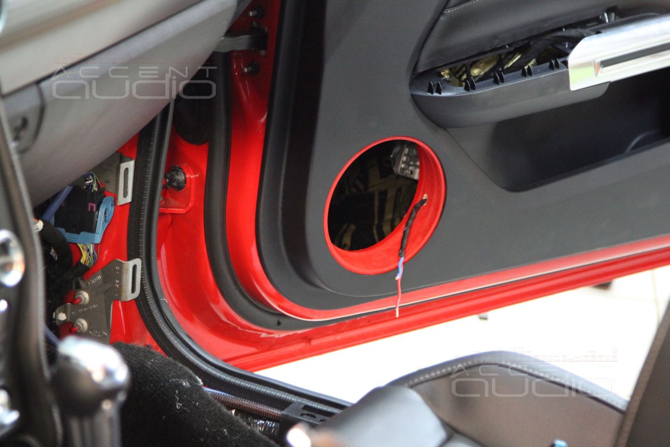 Процесс установки новой акустической системы Ford Mustang