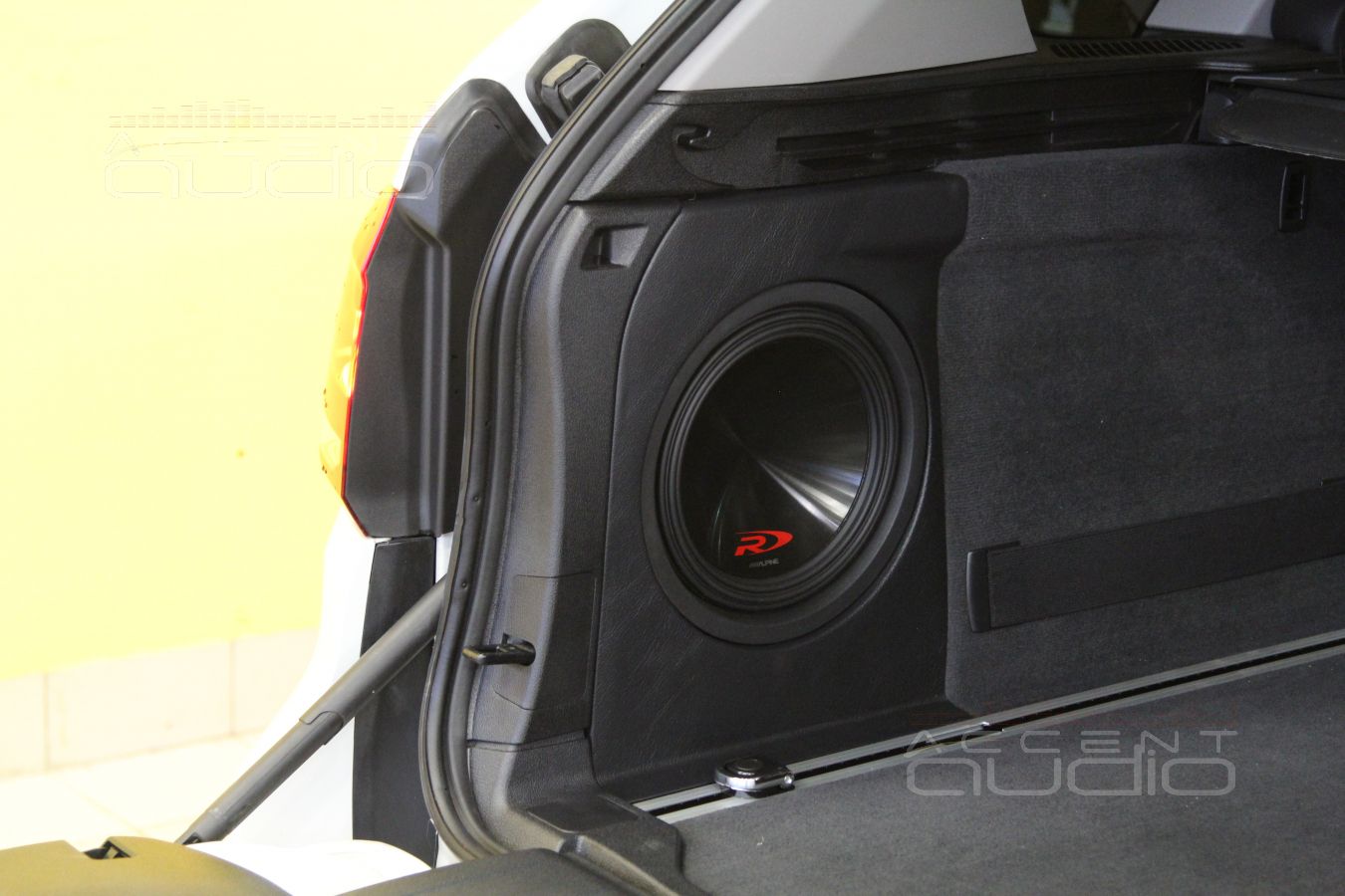 Сабвуферный усилитель в BMW X5