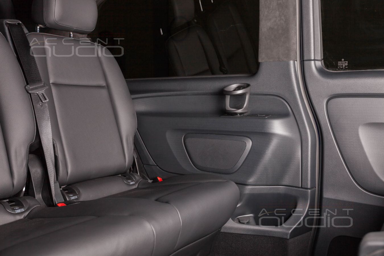 Тыловая акустика для задних пассажиров в Mercedes-Benz Vito