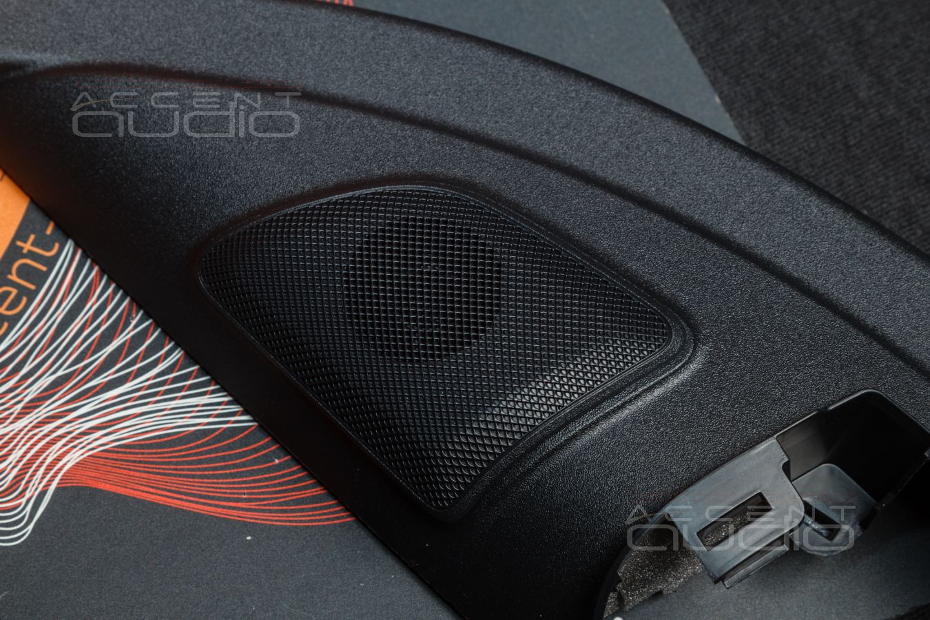 Монтаж акустики Gladen ONE 200.3MB в штатные места MB GLE