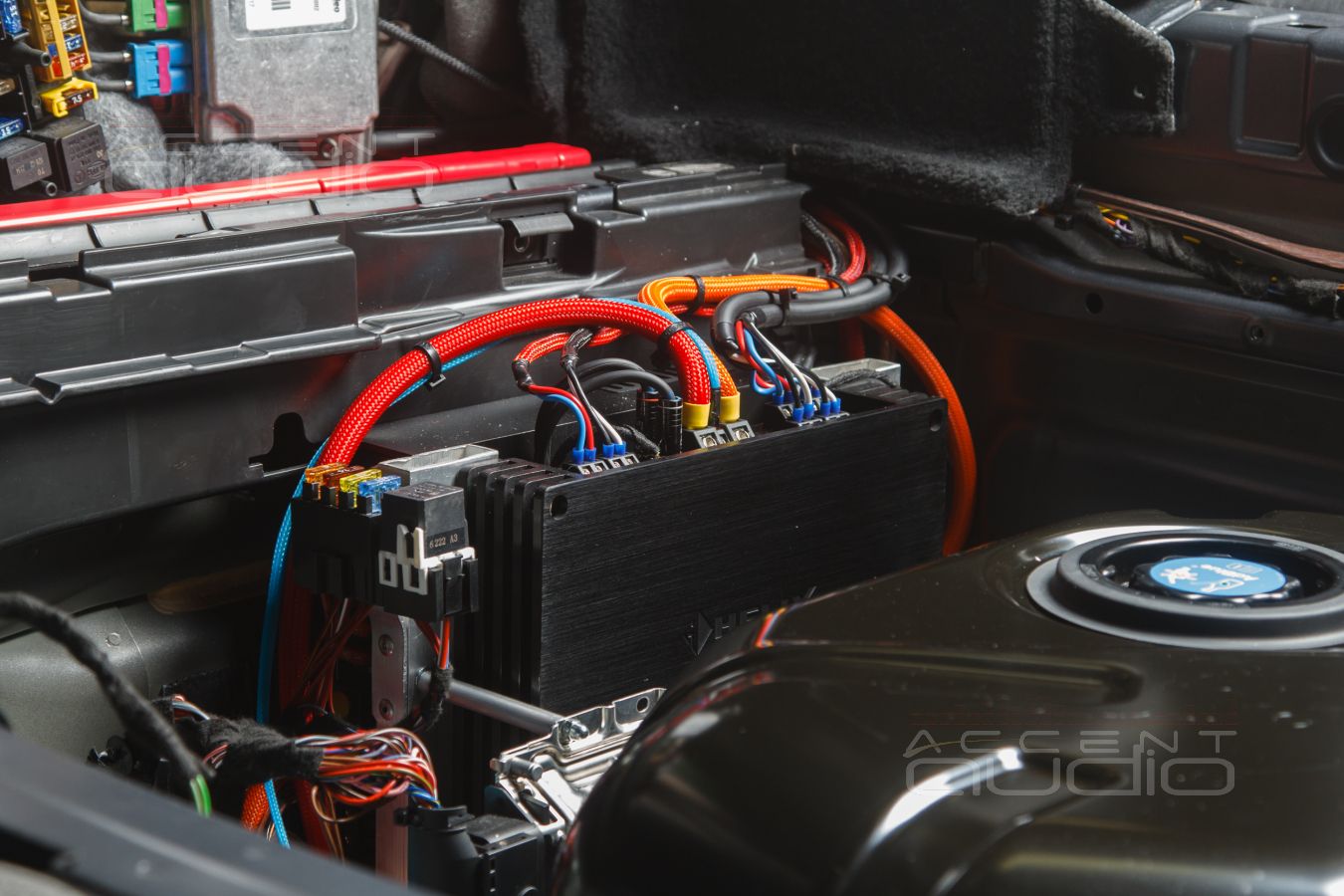 Хитро-штатно-скрытый-оригинальный монтаж усилителей в Mercedes CLS