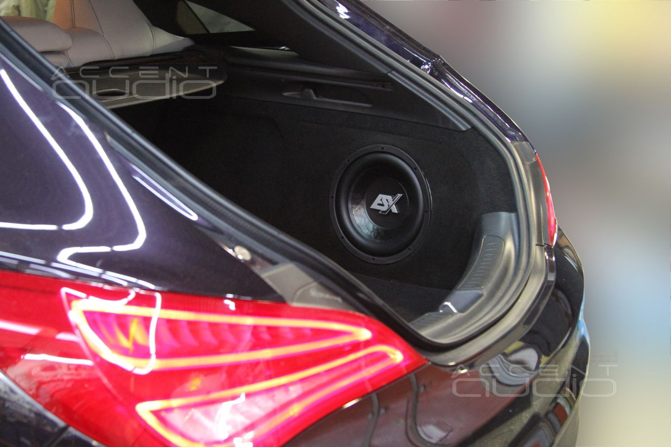 Сабвуфер, встроенный в крыло Mercedes CLA