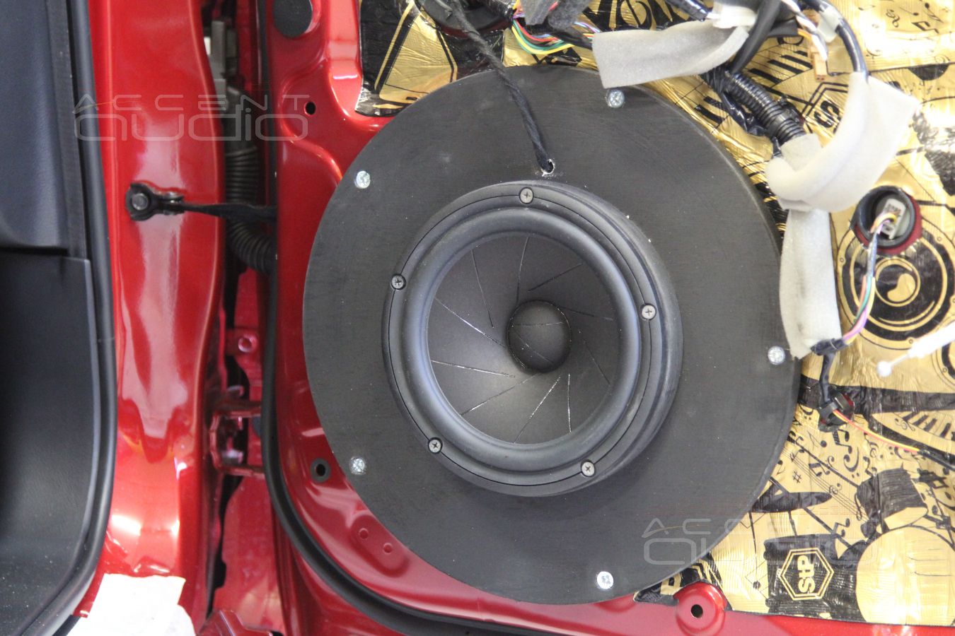 Установка мидбасовых динамиков ScanSpeak Revelator 18W/4531G00 в двери Infiniti Q50