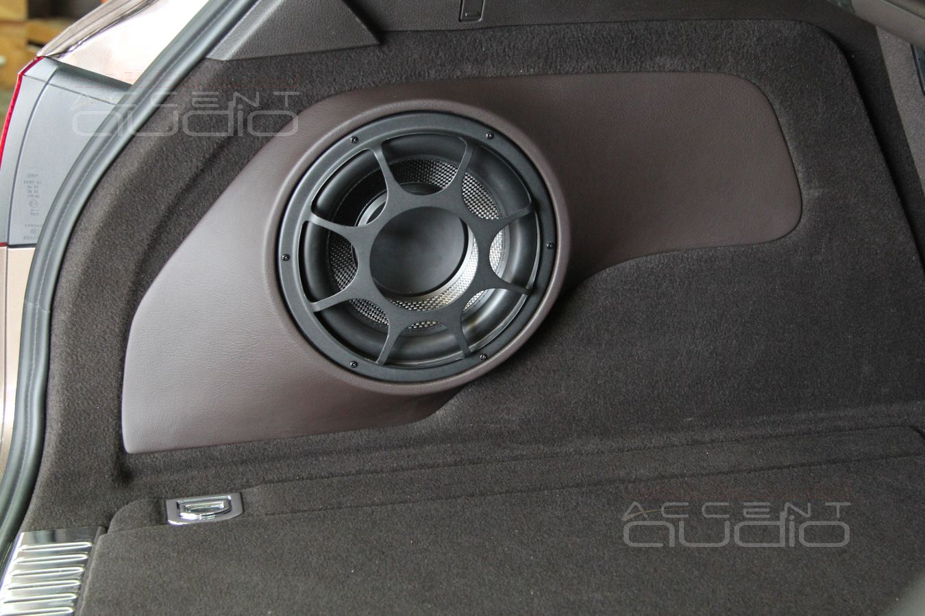 Сабвуфер стелс в Volkswagen Touareg 2014