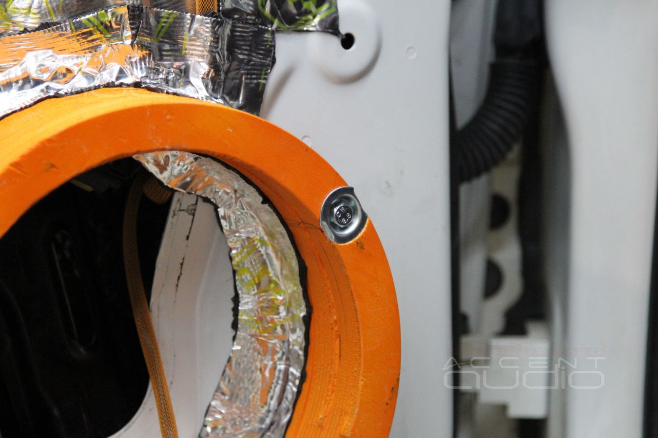 Процесс установки динамиков в двери BMW X5