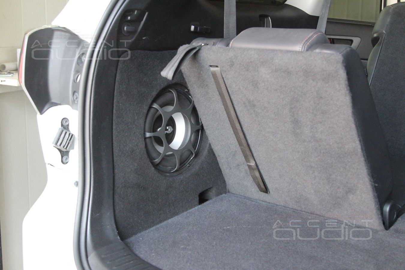 Встроенный сабвуфер в Toyota Highlander