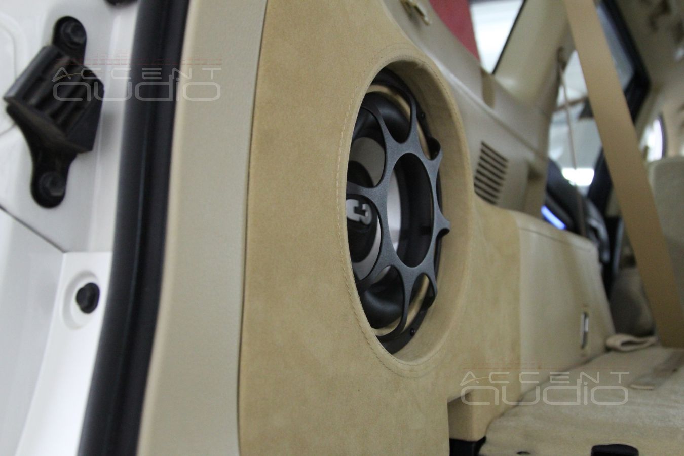 Встроенный сабвуфер в Toyota Highlander 2015 не нарушает функционал съемной полки