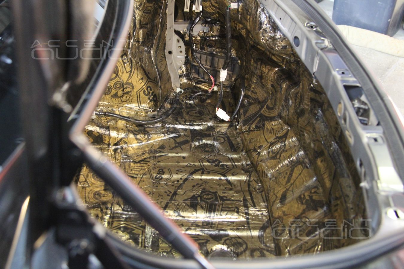 Шумоизоляция пола и багажного отсека Nissan GT-R в 2 слоя