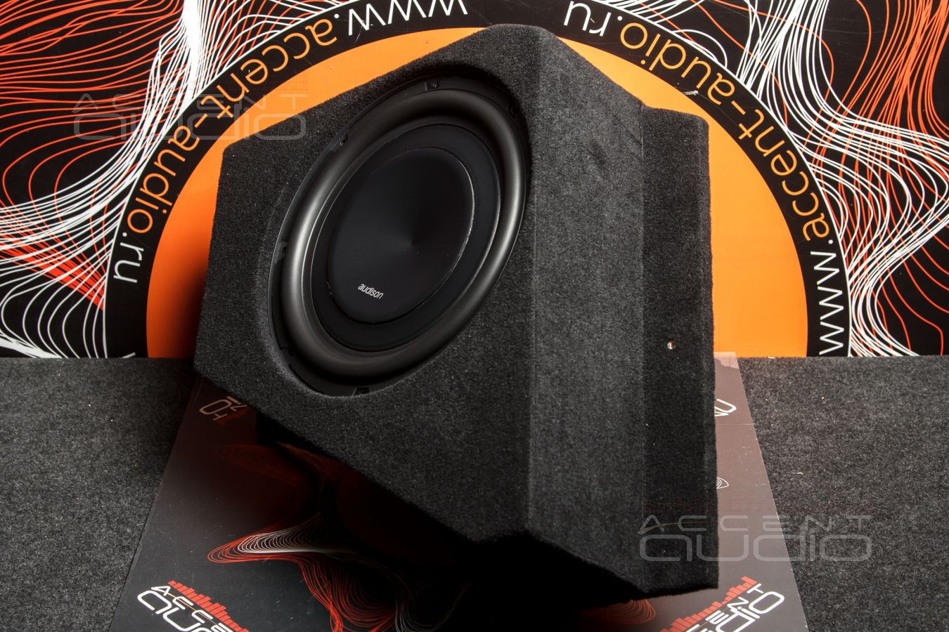 Полная интеграция = штатное решение: сабвуфер-стелс в Kia Carnival