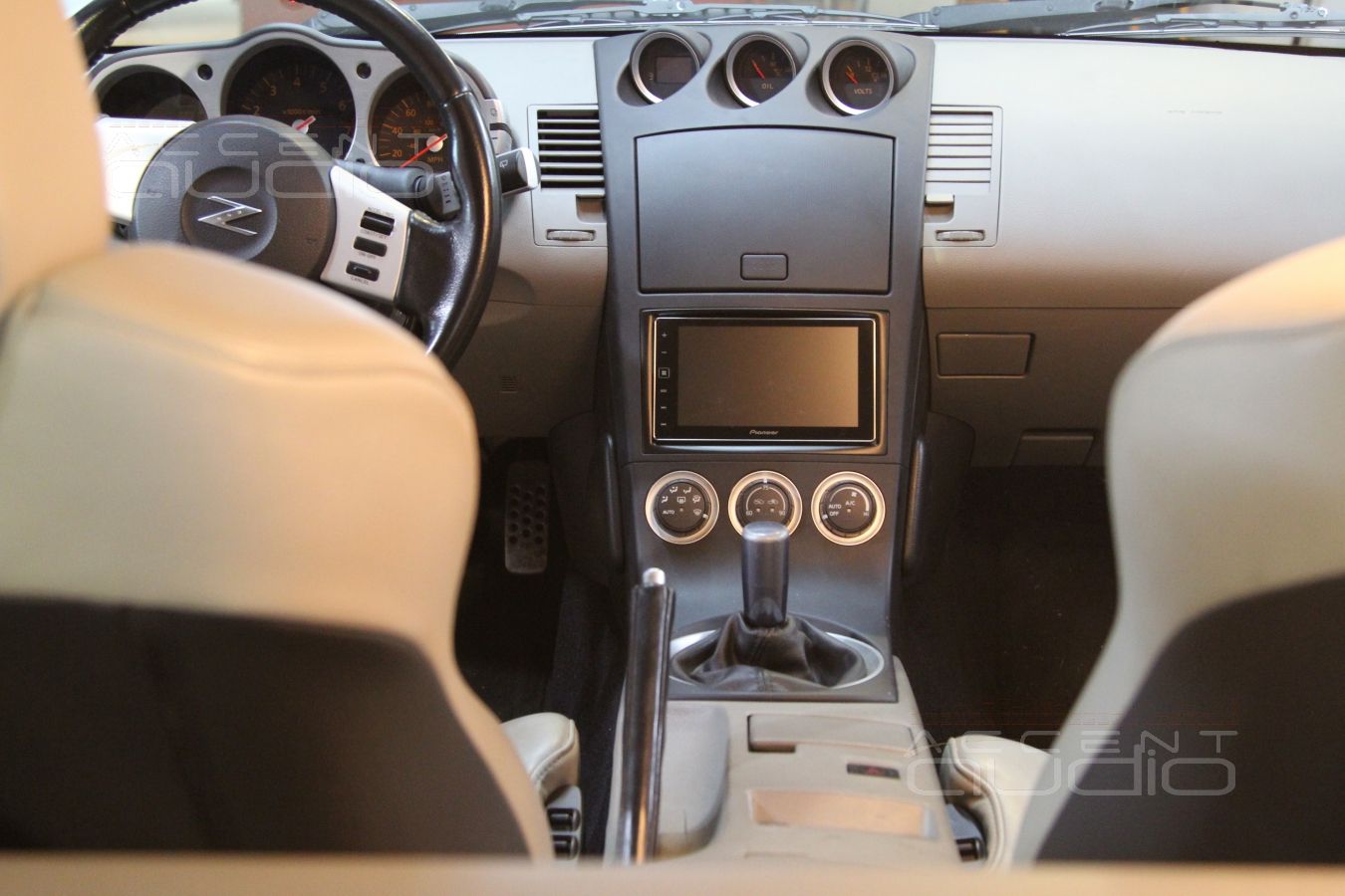 Установка магнитолы Pioneer SPH-DA120 в Nissan 350Z