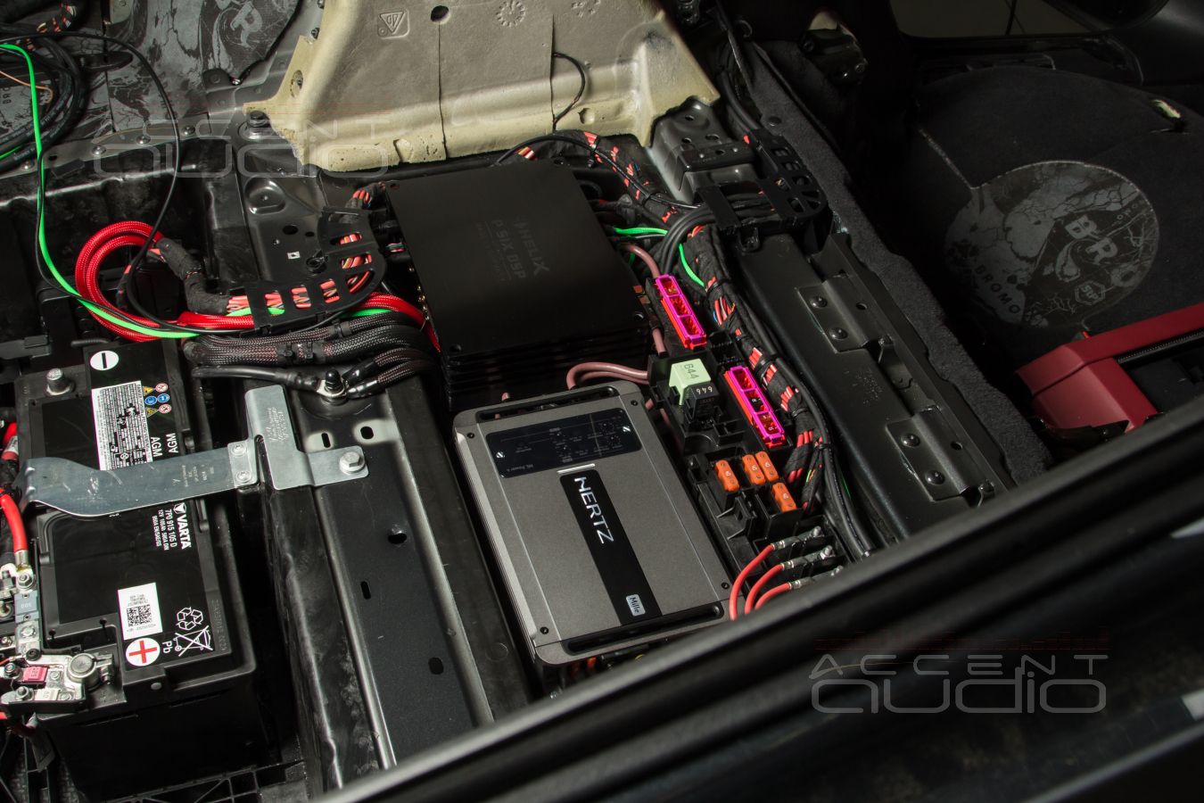 Усилители Helix PSix Ultimate и Hertz ML Power 4 в Porsche Panamera – штатно !
