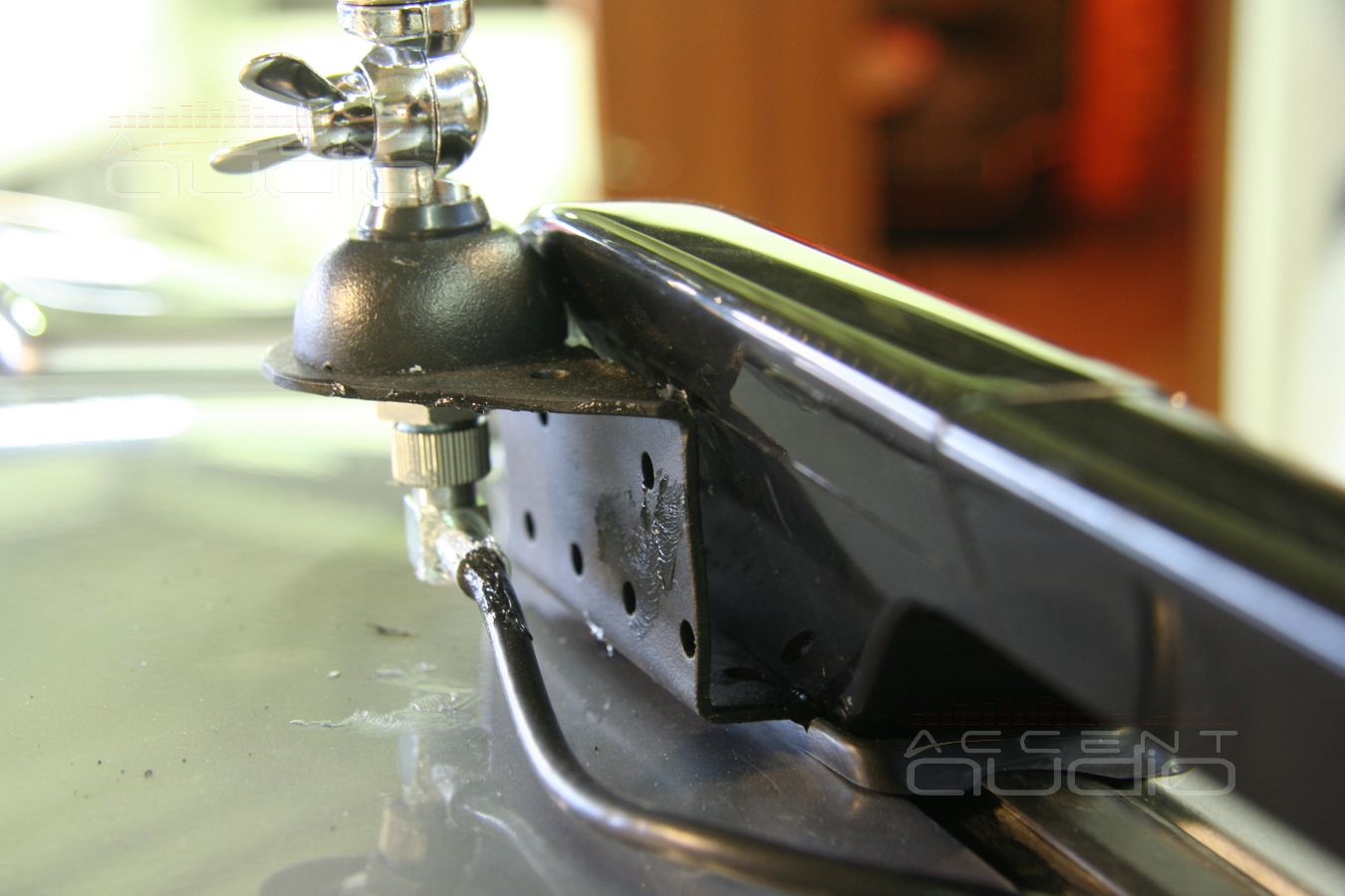 Бережно устанавливаем радиостанцию MegaJet MJ-555 в новый Toyota Highlander